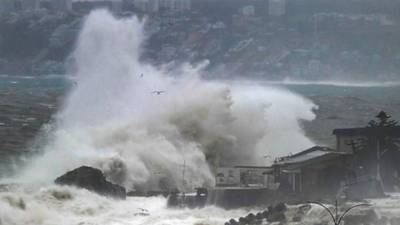 Las olas inundaron edificios y rompieron mobiliario. Existe alerta hasta hoy miércoles. Foto cortesía de Losandes.com