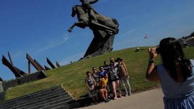 Un grupo de turistas posa en la plaza de la Revolución Antonio Maceo en Santiago de Cuba (Cuba). EFE/Archivo