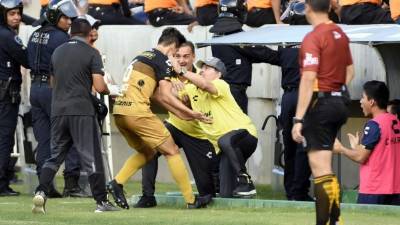 El técnico argentino de Dorados de Sinaloa, Diego Armando Maradona, festeja el gol del triunfo con Fernando Arce. Foto EFE