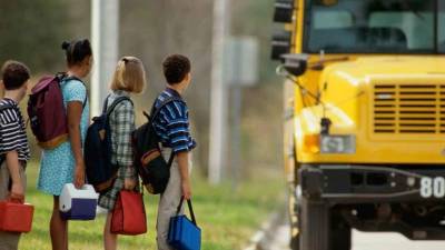 Los niños no deben jugar ni hacer bromas mientras esperan el busito escolar.