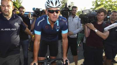 Amstrong antes del inicio de la 13ª etapa de la carrera benéfica 'Le Tour One Day Ahead', en Veneque, sur de Francia.