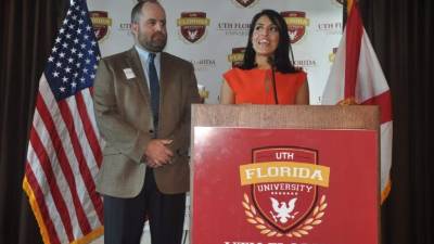 Hyrum Romrell y Zyanya Bejarano, representantes de Canvas (la plataforma que utilizará la Universidad para impartir clases) durante su disertación.