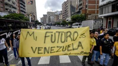 Un grupo de activistas opositores hoy en Caracas, Venezuela. Foto AFP.