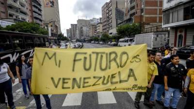 Un grupo de activistas opositores hoy en Caracas, Venezuela. Foto AFP.