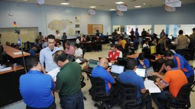 Equipos de la Copeco monitorean la actividad sísmica en Comayagua.