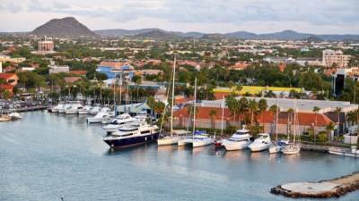 Oranjestad (en español Ciudad Naranja) es conocida simplemente como playa en el idioma local, el papiamento.