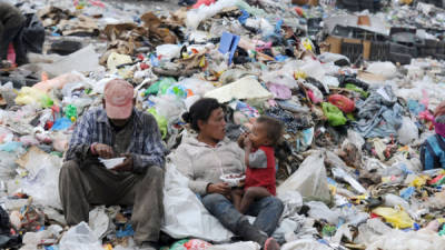 Desde muy temprano, cada día y desde hace tres años, Elisa Vásquez, de 35 años, hurga con sus niños en las camionadas de desechos que descargan en el Crematorio Municipal de Tegucigalpa. AFP