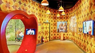 El museo tiene puntos interactivos donde hay cámaras, hologramas y pantallas.