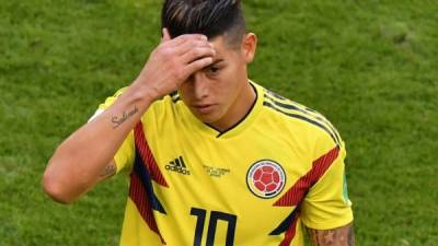 Colombia's midfielder James Rodriguez reacts as he leaves the football pitch due to an injury during the Russia 2018 World Cup Group H football match between Senegal and Colombia at the Samara Arena in Samara on June 28, 2018. / AFP PHOTO / Fabrice COFFRINI / RESTRICTED TO EDITORIAL USE - NO MOBILE PUSH ALERTS/DOWNLOADS