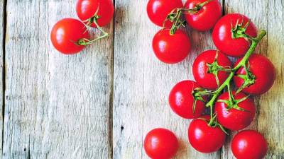 Por su bajo contenido calórico y su aporte de vitamina C y licopeno, es muy utilizado para preparar ensaladas.