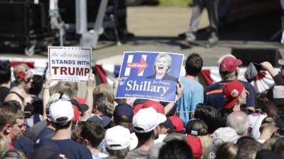 Trump y Clinton está empatados en intención de voto en tres estados claves. Foto AFP