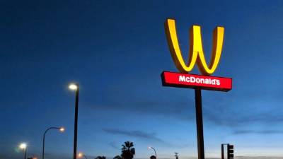 Es la primera vez en la historia que la cadena de comida rápida voltea su emblemático arco. Foto: EFE