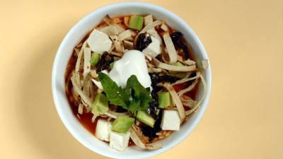 Para servir la sopa agregarle las tortillas fritas.