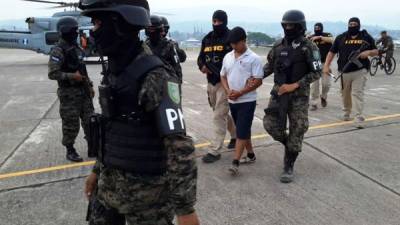 Agentes de la Atic y de la Policía Militar llevan custodiado a Edilson Atilio Duarte Meza.
