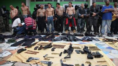 A los integrantes de la 18 se les decomisó fusiles AK-47, indumentaria policial, granadas y municiones.