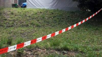 La policía inició entonces una investigación en los alrededores de la vivienda.