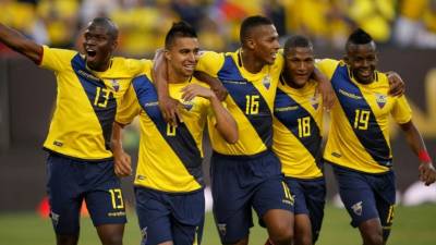 Los jugadores de Ecuador festejando uno de los goles del partido. Foto AFP
