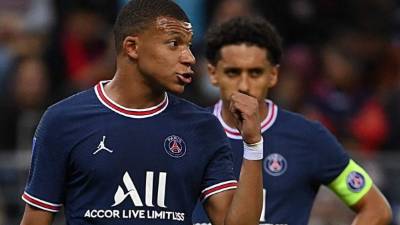 Kylian Mbappé deberá de seguir un año más en el PSG. Foto AFP.
