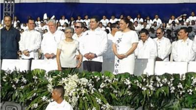 El presidente Juan Orlando Herrera saluda a los estudiantes que ya desfilan en el estadio Nacional.