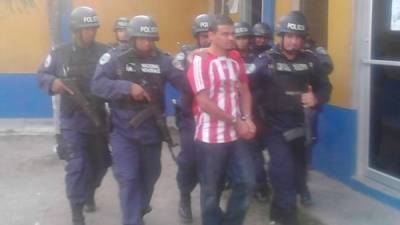 Roger Lohariz Sabillón Sagastume (26) es llevado por elementos de la Policía Nacional.