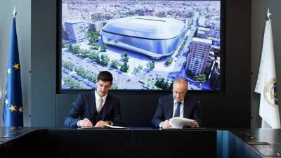 Courtois en el momento que firmaba su extensión de contrato con Real Madrid. Foto Real Madrid