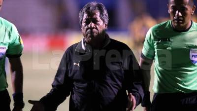 Ramón Maradiaga a abandonar la cancha del estadio Nacional. Foto Juan Salgado