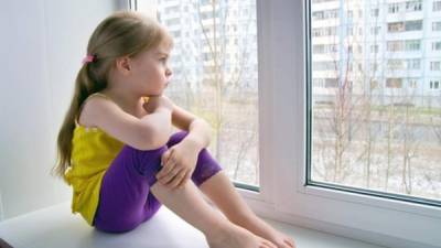 Los niños pueden presentar episodios depresivos y experimentar sentimientos de soledad.