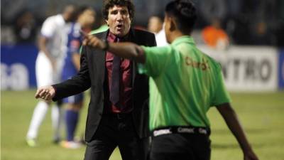 Héctor Vargas, reclamando a uno de los árbitros.