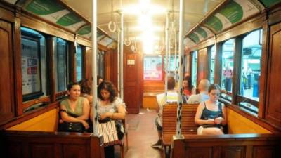 Un grupo de personas se transporta en un vagón del metro en Buenos Aires, Argentina. EFE/Archivo