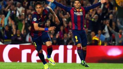 Neymar y Luis Suárez (fondo) llevaron al Barcelona a semifinales de la Champions League.