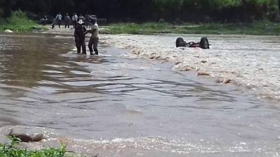 El cuerpo de Damaris Yamileth Sánchez fue rescatado sin vida del interior del carro en que viajaba.