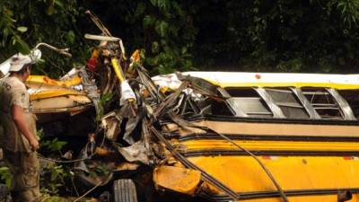 Al menos 14 personas murieron y otras 45 resultaron heridas, algunas de gravedad, cuando el autobús en el que viajaban cayó hoy a un abismo en una carretera del occidente de Honduras.