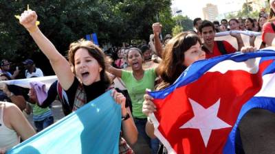 Los cubanos en la Isla salieron a las calles de La Habana para festejar la histórica decisión de EUA y Cuba para restablecer las relaciones diplomáticas entre ambos países.