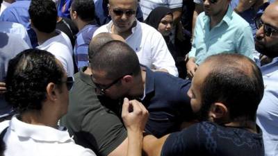 Las familias esperan noticias y un milagro. EFE