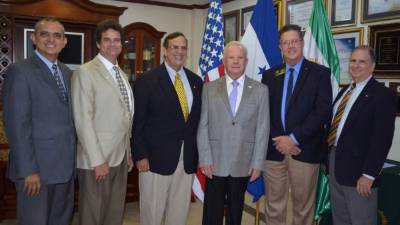 Rotarios junto con las autoridades de la UTH.
