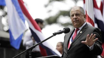Costa Rican President Carlos Alvarado attends a wreath laying ceremony at Costa Rican former President (19481949, 19531958 and 19701974) Jose Figueres Ferrer's monument during the commemoration of the 70th anniversary of the abolition of the Costa Rican army in San Jose on December 01, 2018. - Jose Figueres Ferrer abolished the army in 1948. (Photo by Ezequiel BECERRA / AFP)