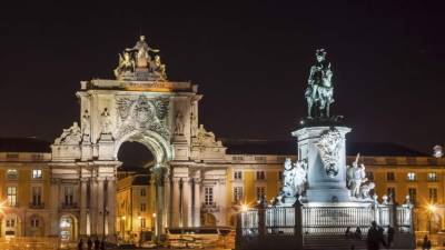 La Plaza del Comercio es la plaza más importante de Lisboa. Fue construida donde estuvo situado el palacio real antes de ser destruido por el gran terremoto de 1755.