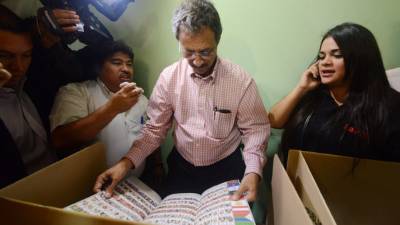 Mauricio Villeda, candidato del Partido Liberal, votó en Tegucigalpa.