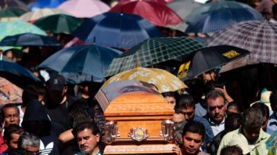 Mientras los expertos tratan de establecer las causas de la explosión, los familiares entierran a sus parientes. Foto: AFP/Pedro Pardo