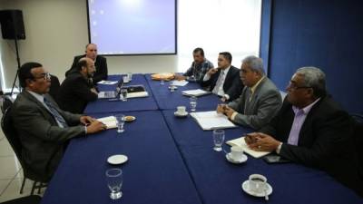 Los miembros de la Junta Nominadora, encabezados por el presidente Ricardo Rodríguez (segundo a la derecha), se reunieron ayer.