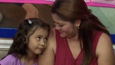 Cindy Madrid y su hija, Alison Jimena, fueron reunificadas tras ser separadas en la frontera de EEUU por la política 'tolerancia cero' de Trump./Twitter.