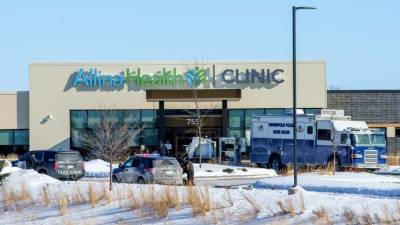 Un escuadrón antibomba de la policía de Minesota busca artefactos explosivos tras un tiroteo./AFP.