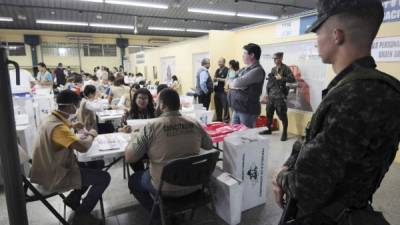 TEG7003. TEGUCIGALPA (HONDURAS), 06/12/2017.- Empleados del Tribunal Supremo Electoral (TSE) de Honduras comienzan el escrutinio especial con más de un millar de actas inconsistentes hoy, miércoles 6 de diciembre de 2017, en Tegucigalpa (Honduras). De acuerdo con el recuento oficial del TSE, Hernández ganó los comicios con 42,98 % de los votos frente al 41,39 % de Salvador Nasralla, candidato de la Alianza de Oposición contra la Dictadura, quien ha denunciado fraude en los comicios. El organismo electoral hondureño, siguiendo la ley del país, todavía no ha declarado al nuevo presidente porque aún queda el proceso de impugnaciones. EFE/HUMBERTO ESPINOZA