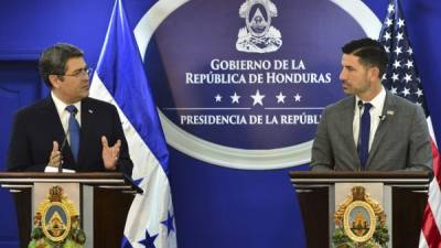 El presidente Juan Orlando Hernández y el secretario del DHS, Chad F. Wolf. Foto EFE