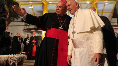 Fotografía de archivo del 24 de julio de 2013 del papa Francisco (d) hablando con el arzobispo de Río de Janeiro, Orani Joao Tempesta (i), durante su visita al hospital para adictos al crack San Francisco de Asís, en Río de Janeiro (Brasil). EFE