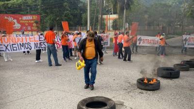 Empleados de Hondutel protestando en el bulevar del Sur.