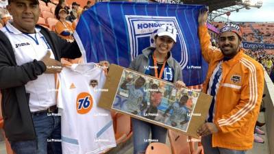 La familia hondureña feliz posando con el regalo que les dio Alberth Elis en el BBVA Compass Stadium. Foto Eduardo Solano
