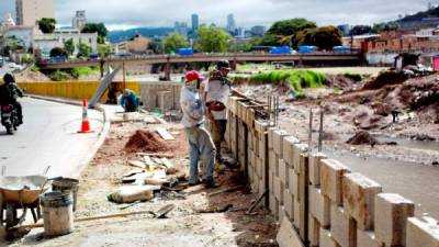 El sector construcción es uno de los sectores donde los empleados ganan salario mínimo.