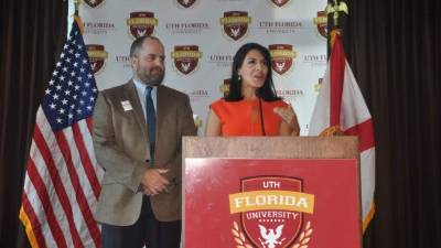 Hyrum Romrell y Zyanya Bejarano, representantes de Canvas (plataforma universitaria) durante su disertación.