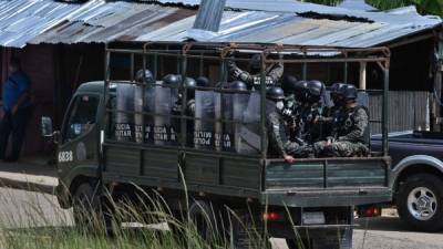 Oficiales de la Policía Militar se dirigen a la cárcel de Támara luego de que los internos dispararon contra guardias de la prisión y soldados que custodiaban las instalaciones en la prisión. AFP